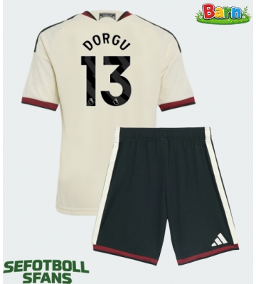 Manchester United Patrick Dorgu #13 Tredjeställ Barn 2026-27 Kortärmad (+ Korta byxor)